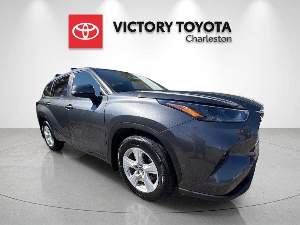 Used 2023 Toyota Highlander LE FWD image 5