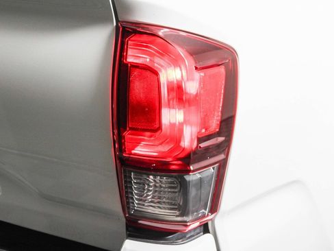 Used 2022 Toyota Tacoma SR w/ SR Convenience Package image 9