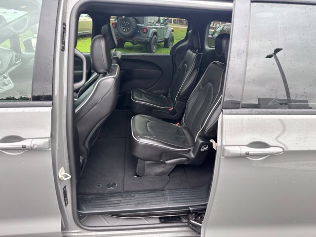 Used 2025 Chrysler Pacifica Limited FWD image 13