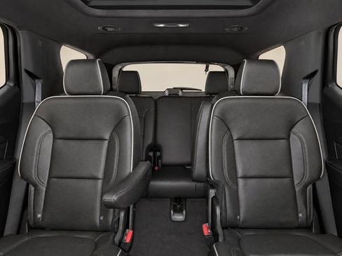 Used 2023 Chevrolet Traverse Premier FWD image 13