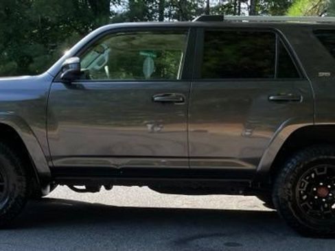 Used 2022 Toyota 4Runner SR5 AWD/4WD image 4