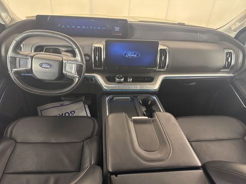 Used 2025 Ford Expedition Platinum image 9