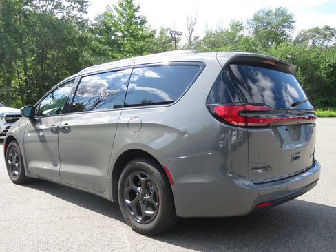 Used 2023 Chrysler Pacifica Touring-L w/ S Appearance Package FWD image 7