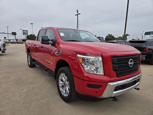 Used 2024 Nissan Titan SV w/ SV Convenience Package image 4