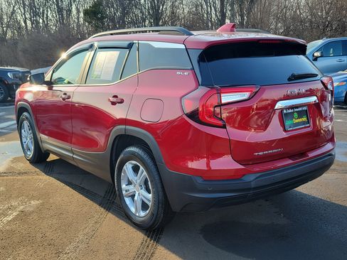 Used 2024 GMC Terrain SLE w/ Driver Convenience Package image 3