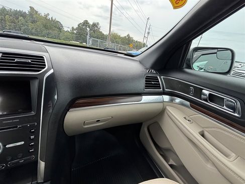 Used 2018 Ford Explorer Limited image 17