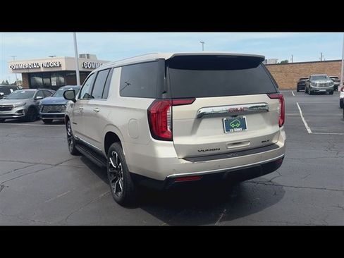 Used 2023 GMC Yukon XL SLT AWD/4WD image 7