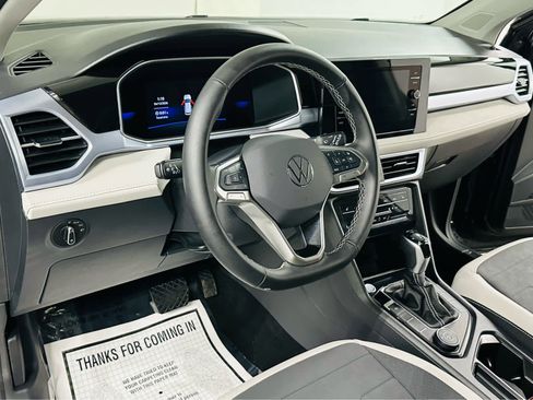 Certified 2025 Volkswagen Taos SE image 10