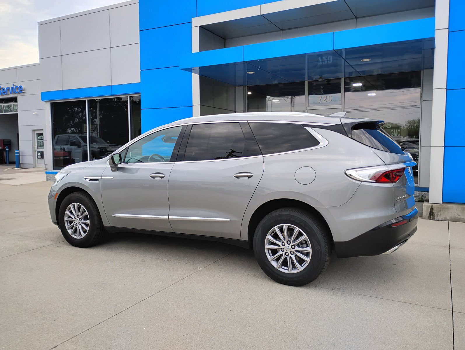 Used 2023 Buick Enclave Essence AWD/4WD image 11
