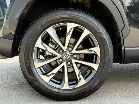 Used 2024 Toyota Corolla Cross XLE w/ Convenience Package image 16