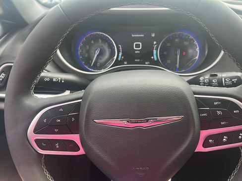 Used 2025 Chrysler Pacifica Select image 14