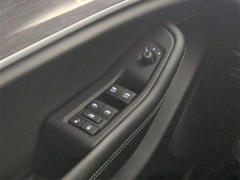 Used 2025 Jeep Grand Cherokee Limited w/ Luxury Tech Group II image 16