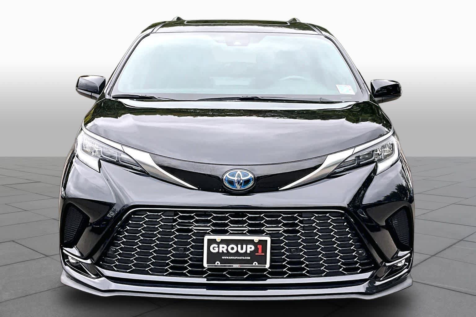 Used 2023 Toyota Sienna XSE w/ XSE Plus Package AWD/4WD image 4