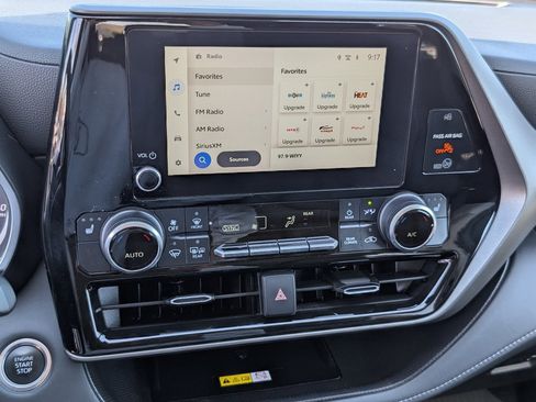 Used 2024 Toyota Highlander XLE image 18