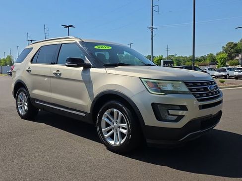 Used 2017 Ford Explorer XLT image 7