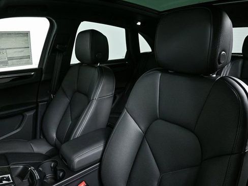 Certified 2025 Porsche Macan image 5