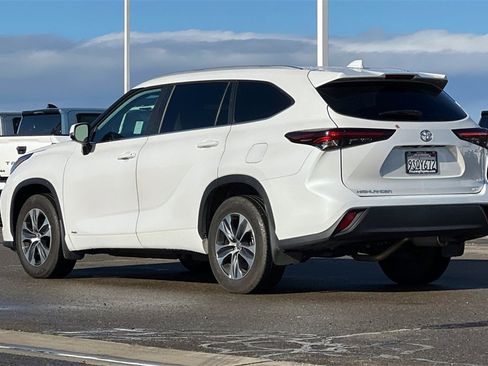 Certified 2025 Toyota Highlander XLE image 7