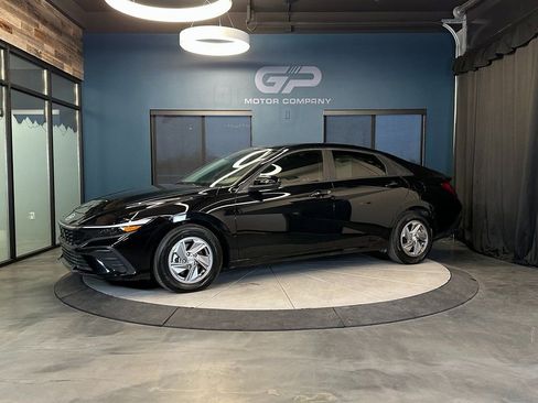 Used 2025 Hyundai Elantra SE image 7
