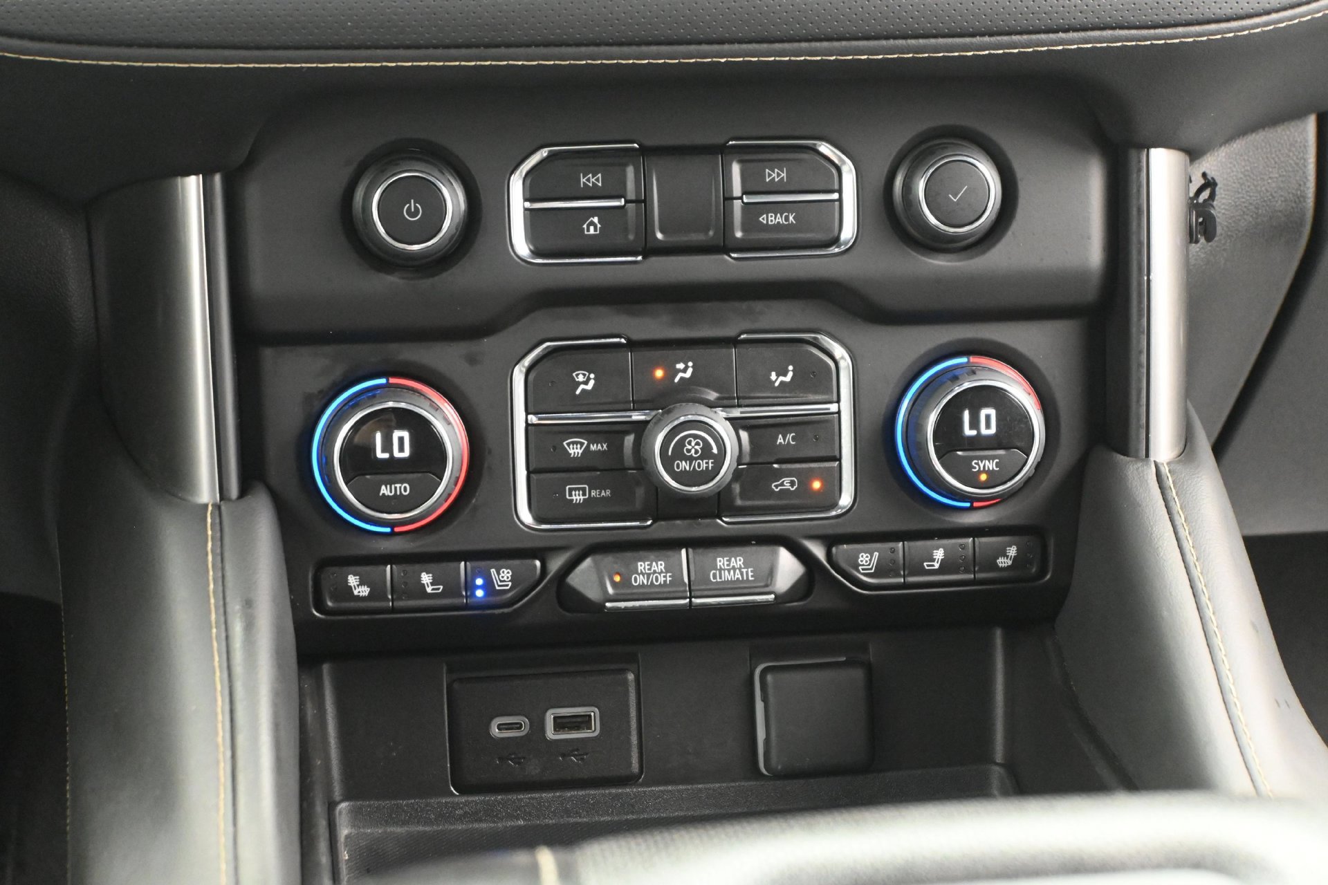 Used 2023 Chevrolet Suburban Premier AWD/4WD image 23