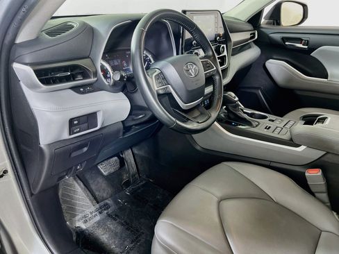 Used 2022 Toyota Highlander XLE AWD/4WD image 9