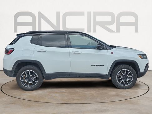 Used 2025 Jeep Compass Trailhawk AWD/4WD image 10