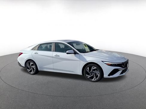 Used 2025 Hyundai Elantra SEL image 2