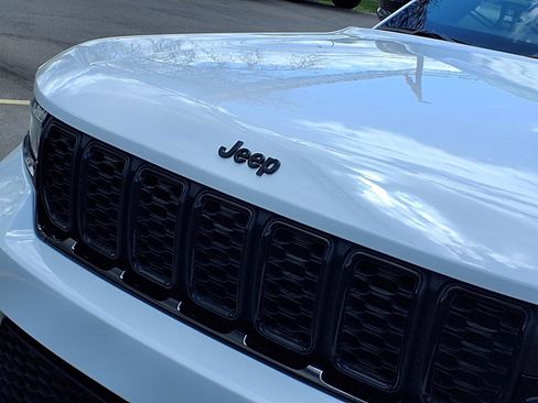 Used 2024 Jeep Grand Cherokee Altitude AWD/4WD image 32