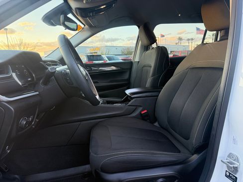 Used 2023 Jeep Grand Cherokee L Laredo image 12