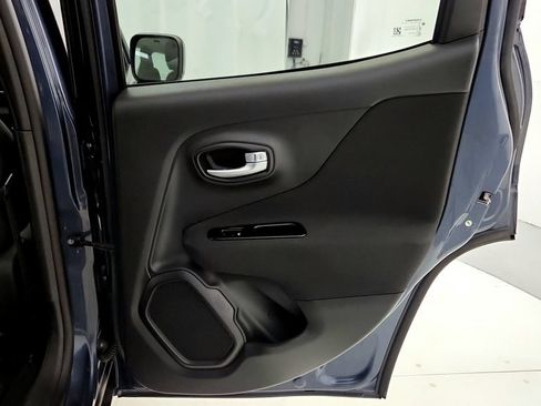 Used 2021 Jeep Renegade Latitude w/ Convenience Group AWD/4WD image 19
