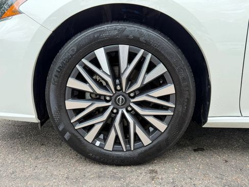 Used 2025 Nissan Altima 2.5 SV FWD image 31