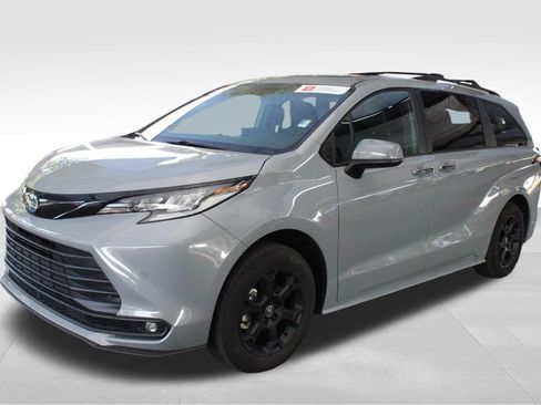 Certified 2025 Toyota Sienna XLE Woodland Edition AWD/4WD image 12