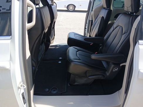 Used 2024 Chrysler Pacifica Touring-L FWD image 16