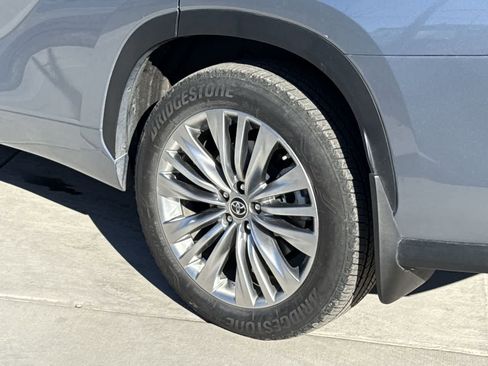 Used 2024 Toyota Highlander Platinum image 8