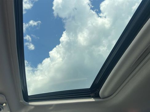 Used 2022 Toyota Sienna XLE image 2