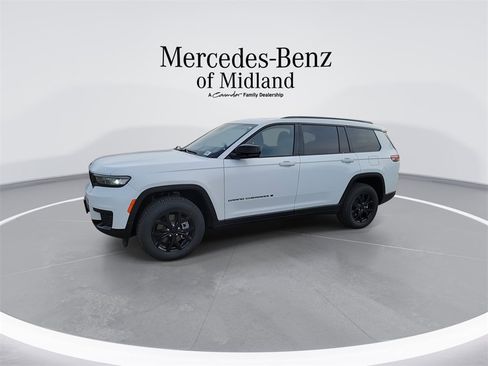 Used 2024 Jeep Grand Cherokee L Laredo image 4