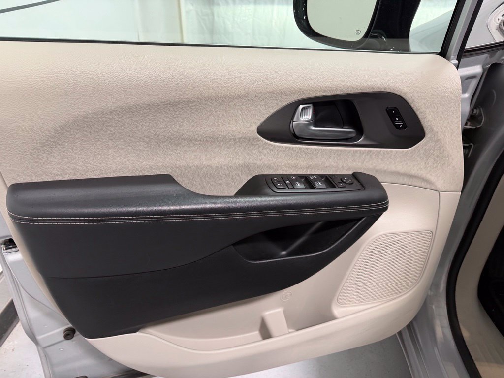 Used 2024 Chrysler Pacifica Touring-L FWD image 12