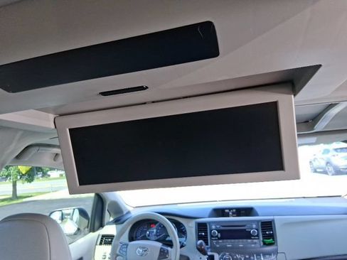 Used 2012 Toyota Sienna XLE w/ Entertainment Pkg FWD image 19