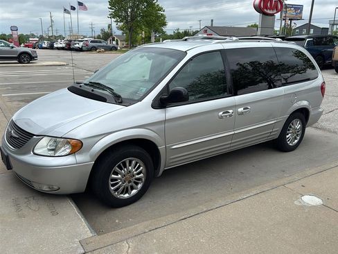 Used 2002 Chrysler Town & Country Limited FWD image 3