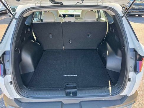 Used 2025 Hyundai Tucson SE FWD image 8