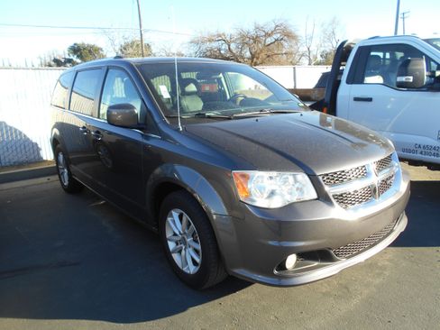Used 2019 Dodge Grand Caravan SXT image 1