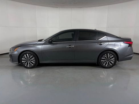 Used 2024 Nissan Altima 2.5 SV image 5