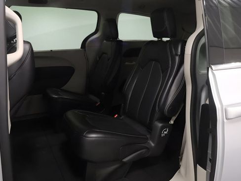 Certified 2024 Chrysler Pacifica Touring-L FWD image 10