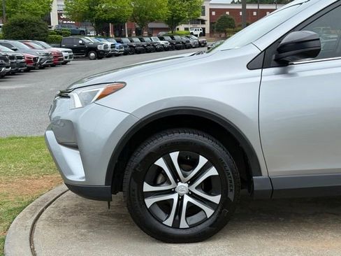 Used 2018 Toyota RAV4 LE FWD image 12