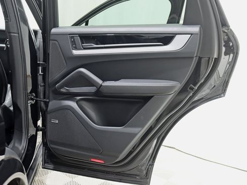 Used 2024 Porsche Cayenne Coupe image 37