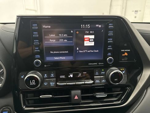 Used 2022 Toyota Highlander XLE AWD/4WD image 18