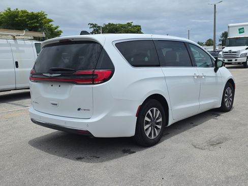 Used 2024 Chrysler Pacifica Limited FWD image 7