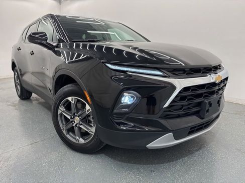 Used 2025 Chevrolet Blazer LT FWD image 3