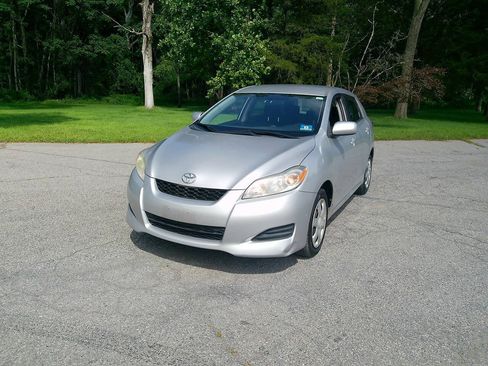 Used 2010 Toyota Matrix FWD image 3