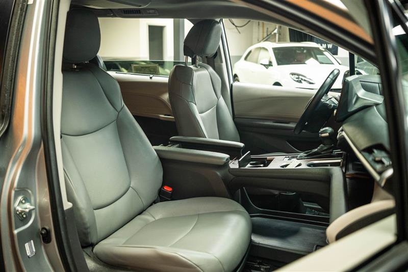 Used 2024 Toyota Sienna XLE w/ XLE Plus Package FWD image 15