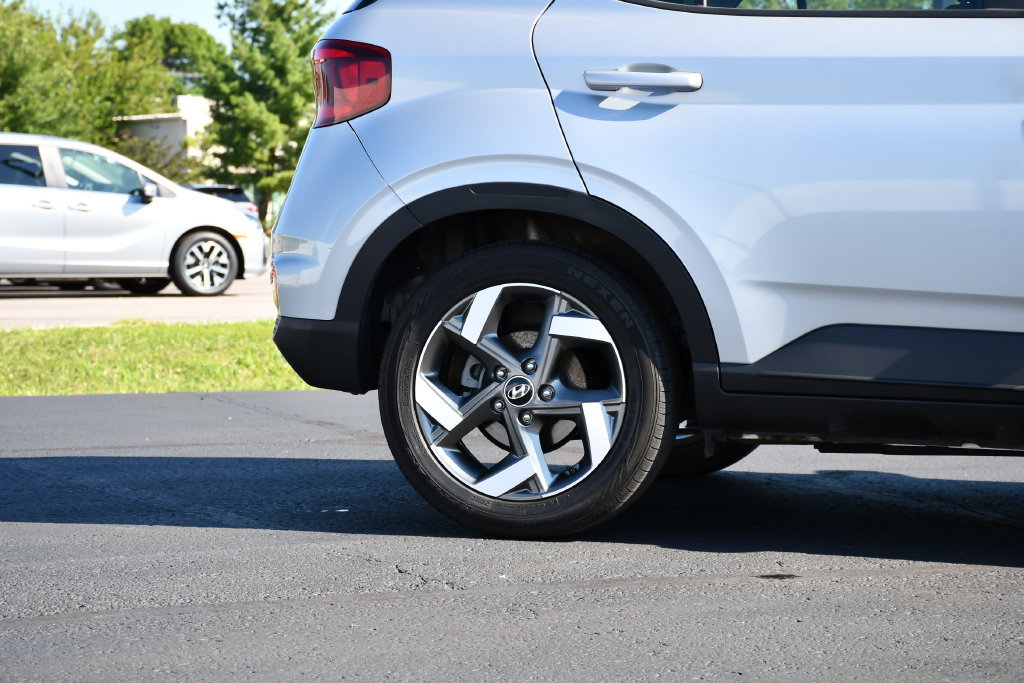 Used 2022 Hyundai Venue SEL FWD image 10